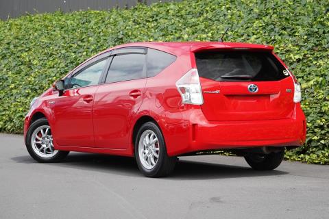 2014 Toyota Prius Alpha S Touring - Thumbnail
