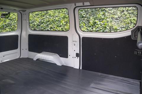 2022 Nissan NV350 / Caravan 5 Door - Thumbnail