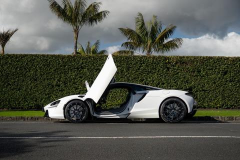 2023 McLaren Artura - Thumbnail