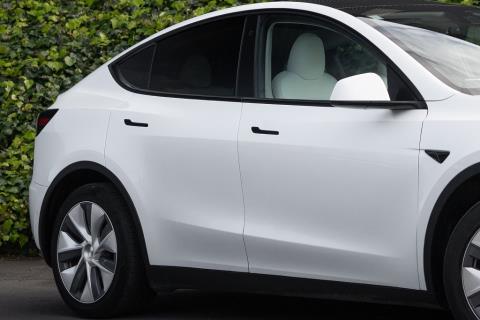 2023 Tesla Model Y Long Range - Thumbnail