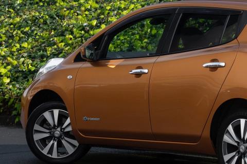 2017 Nissan Leaf 30X 74% SOH - Thumbnail