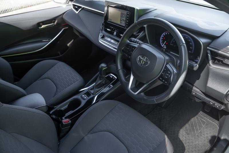 2018 Toyota Corolla Hybrid /  Auris