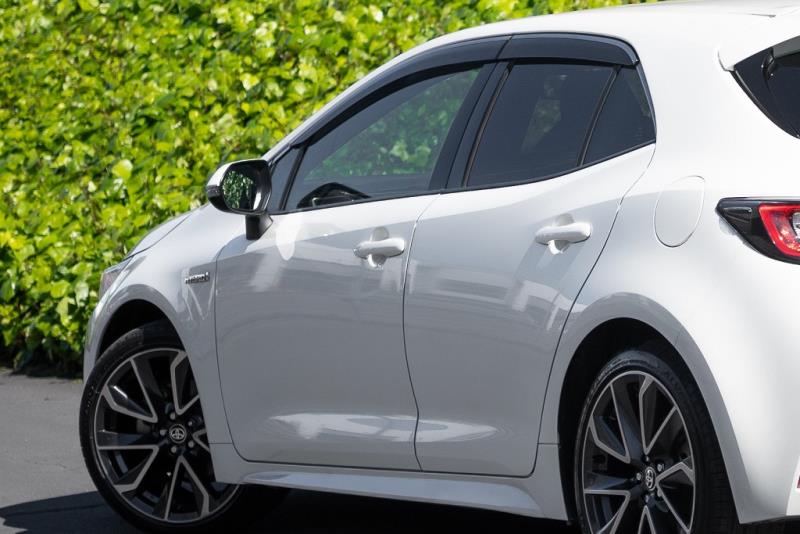 2018 Toyota Corolla Hybrid /  Auris