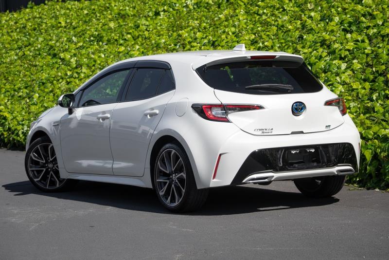 2018 Toyota Corolla Hybrid /  Auris