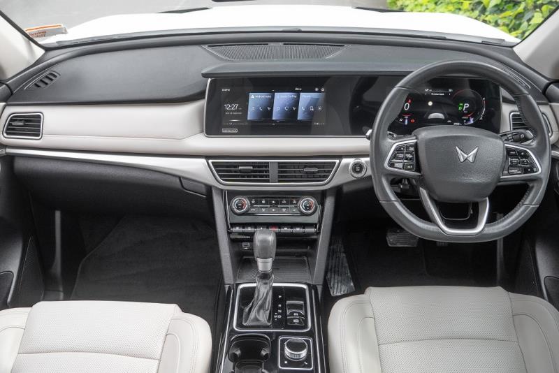 2024 Mahindra XUV700 AX7L Black Edition