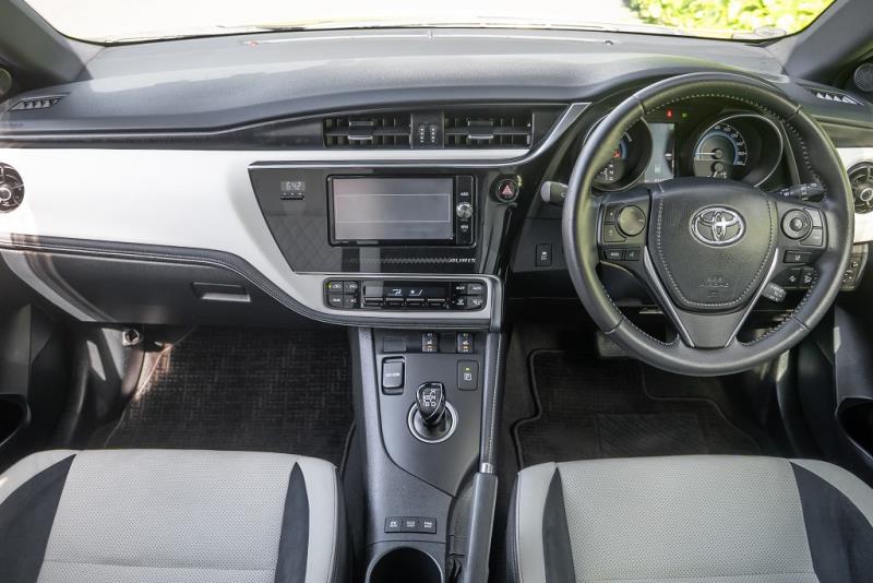 2017 Toyota Auris Hybrid G / Corolla