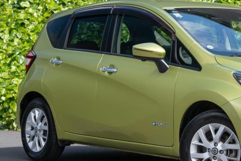 2018 Nissan Note e-Power X - Thumbnail